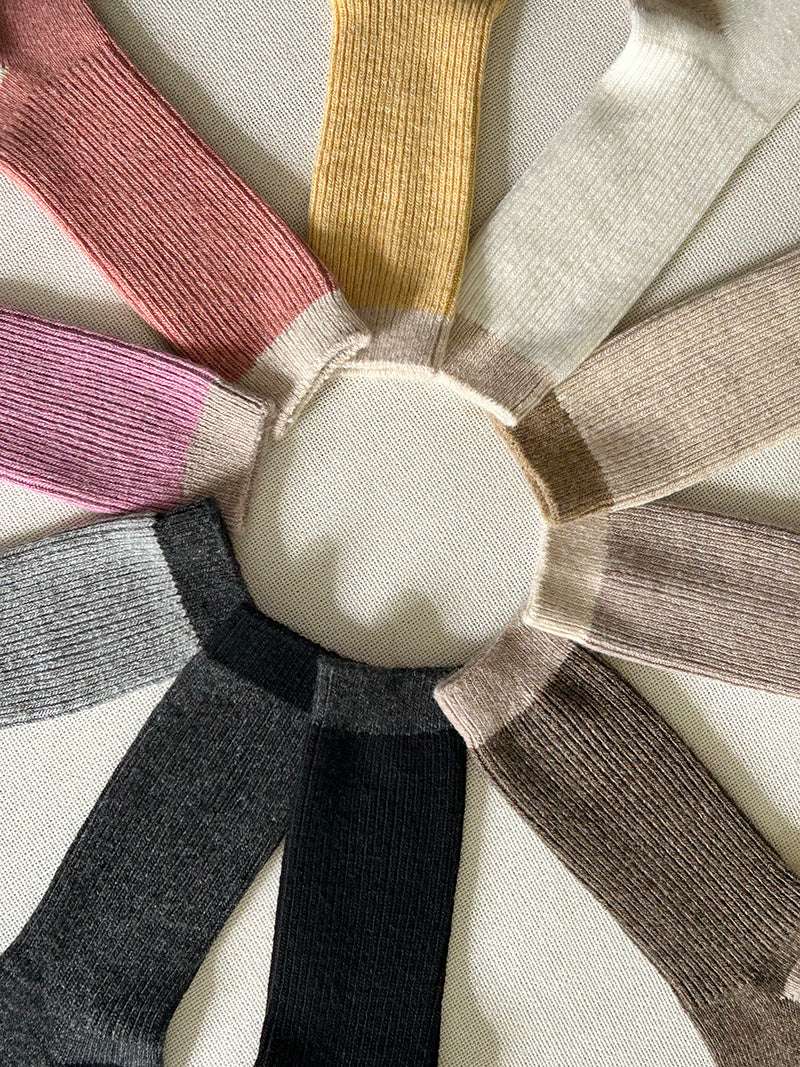 Color swatch card with various fabric colors arranged in a circular pattern.