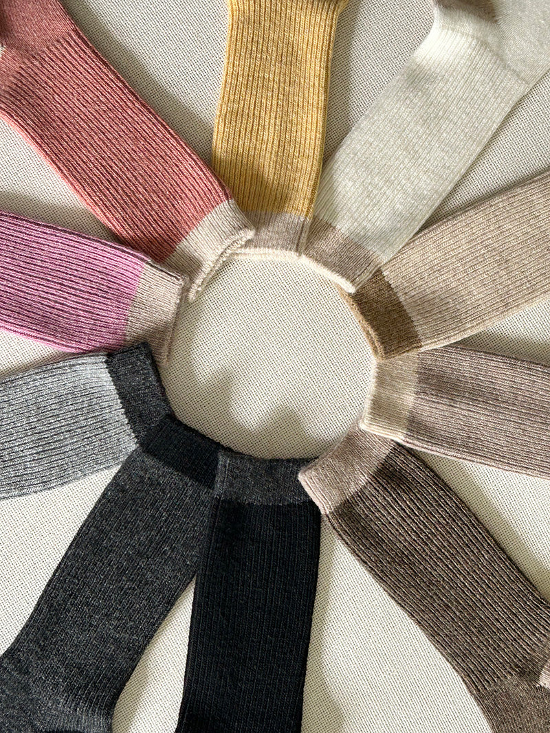 Color swatch card with various fabric colors arranged in a circular pattern.