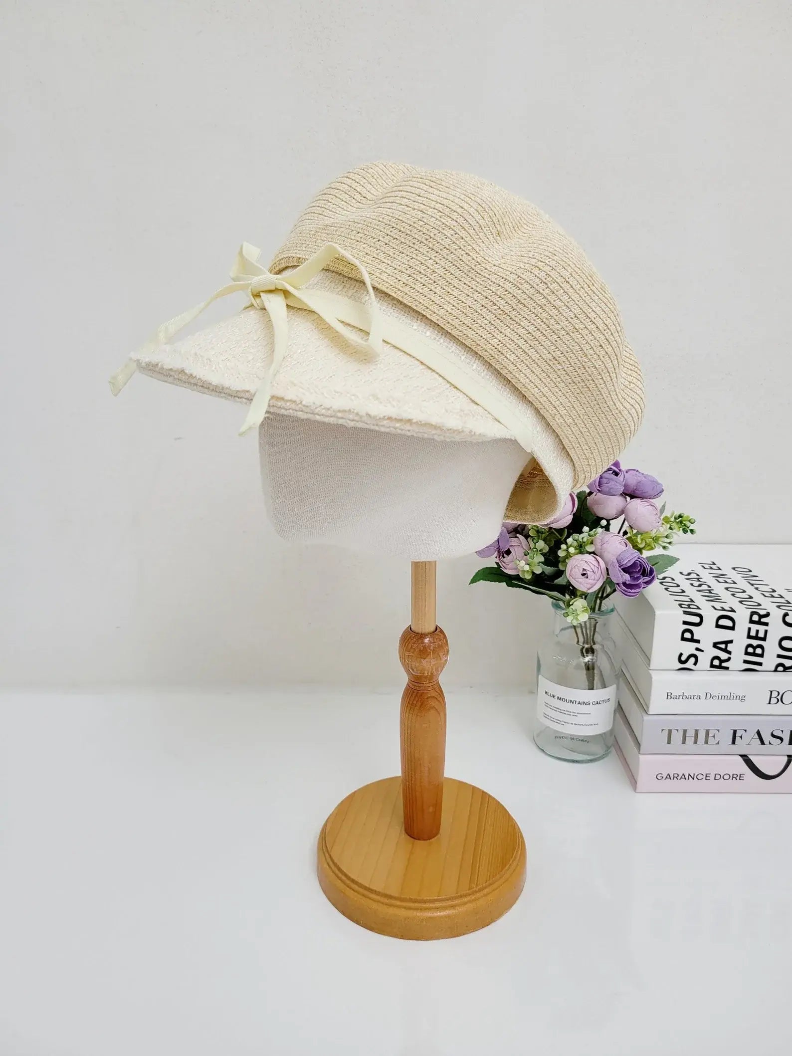 GRACE hat: Beige straw beret with short brim and cream ribbon detail. A stylish sun hat.