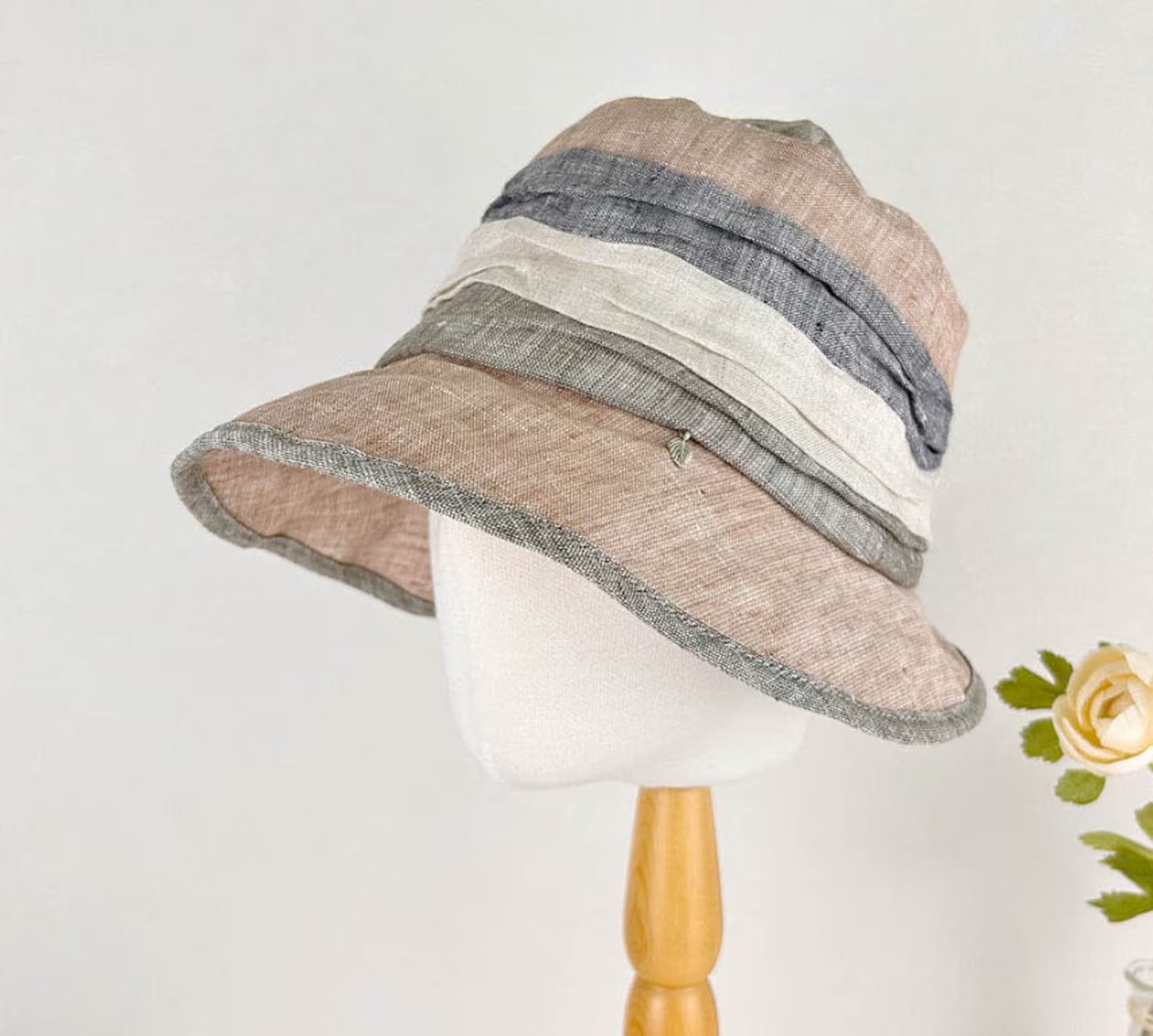 LIC SUMMER BREEZE sun hat in taupe linen with grey/white layered band and brim detail. Stylish sun protection.