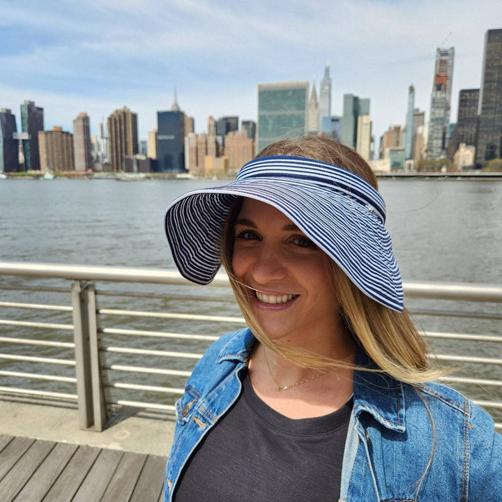 
LIC suncap stripe: Blue and white striped sun visor with a wide brim, offering stylish sun protection on a sunny day.
