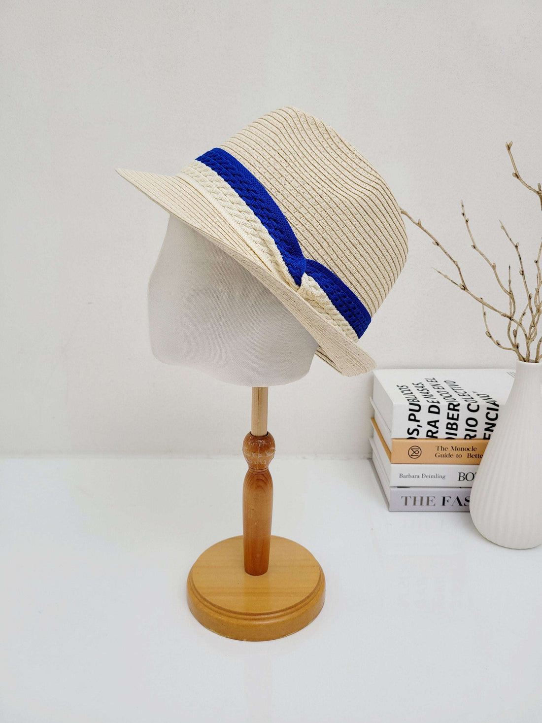 Beige raffia fedora - 2tone band, featuring a stylish blue and white accent. A classic hat for sun protection and summer style.