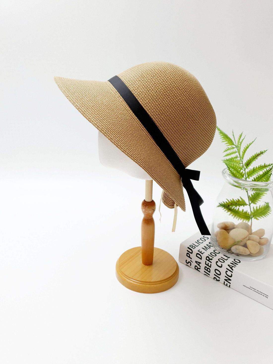 JULIA sun hat: Stylish straw hat with black ribbon detail, perfect for sun protection.