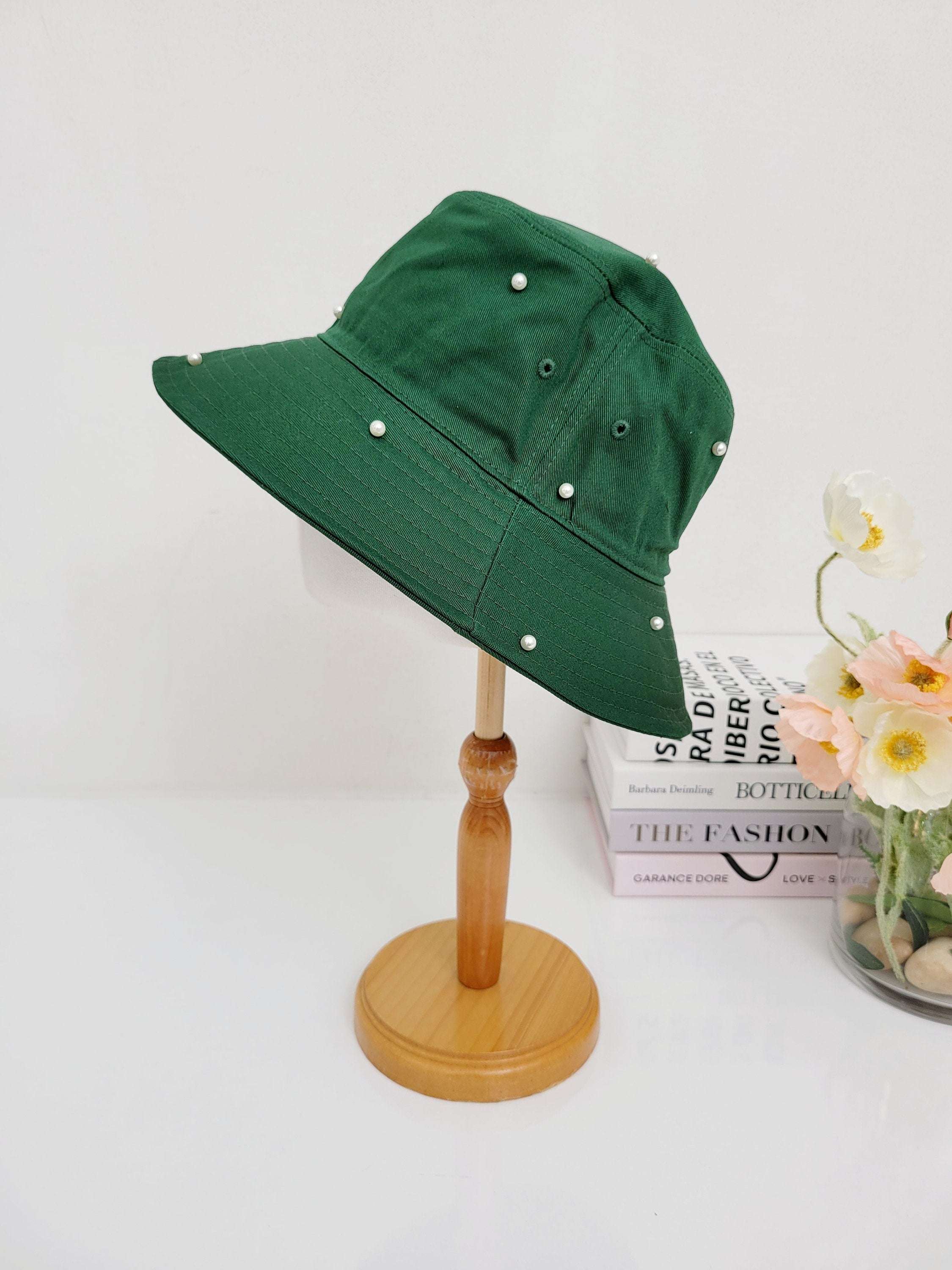 Green cotton bucket hat-pearl, adorned with pearl accents. A stylish sun hat.