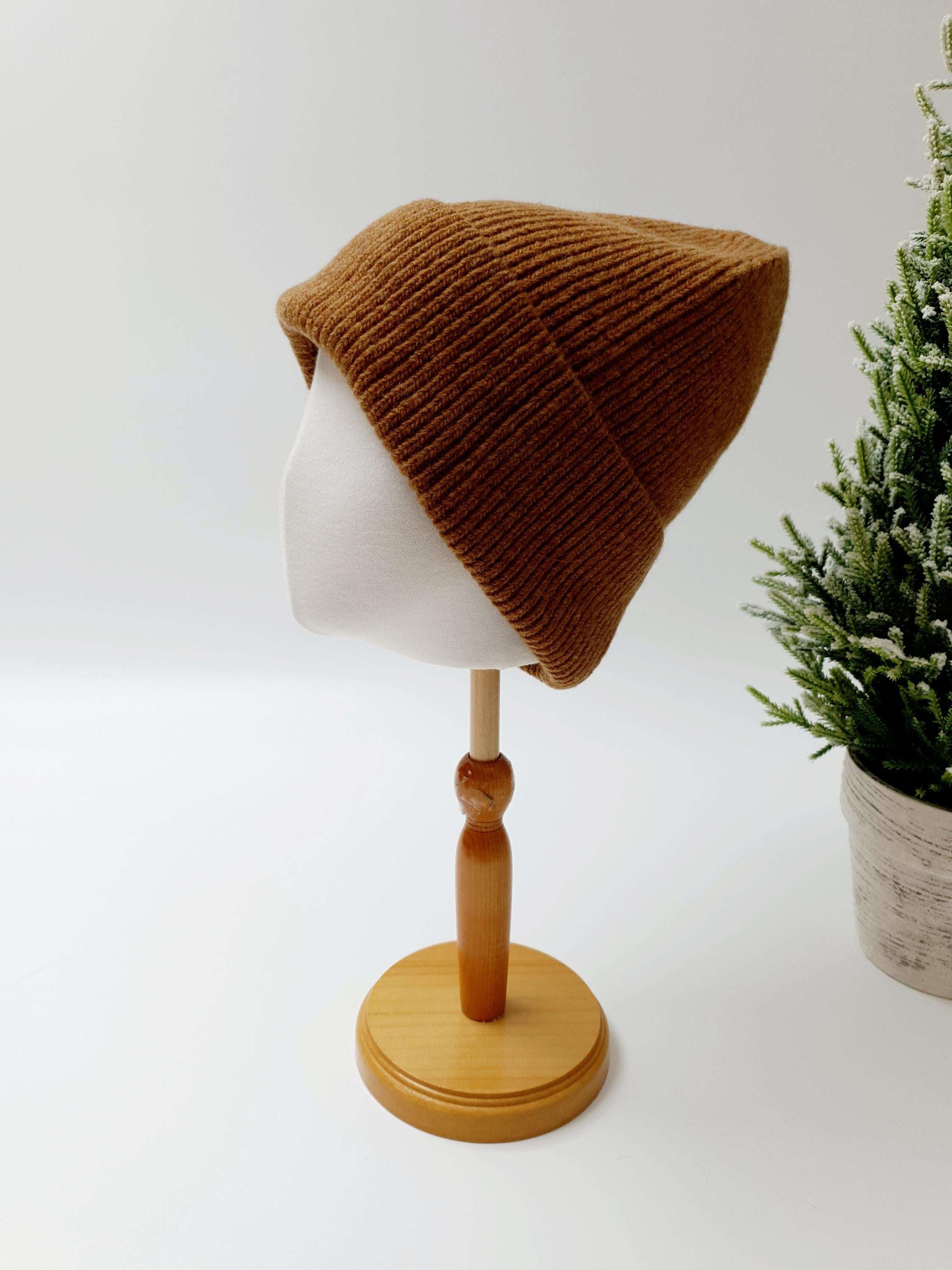 BEANIE THE WOOL: Brown knit beanie on a mannequin head.
