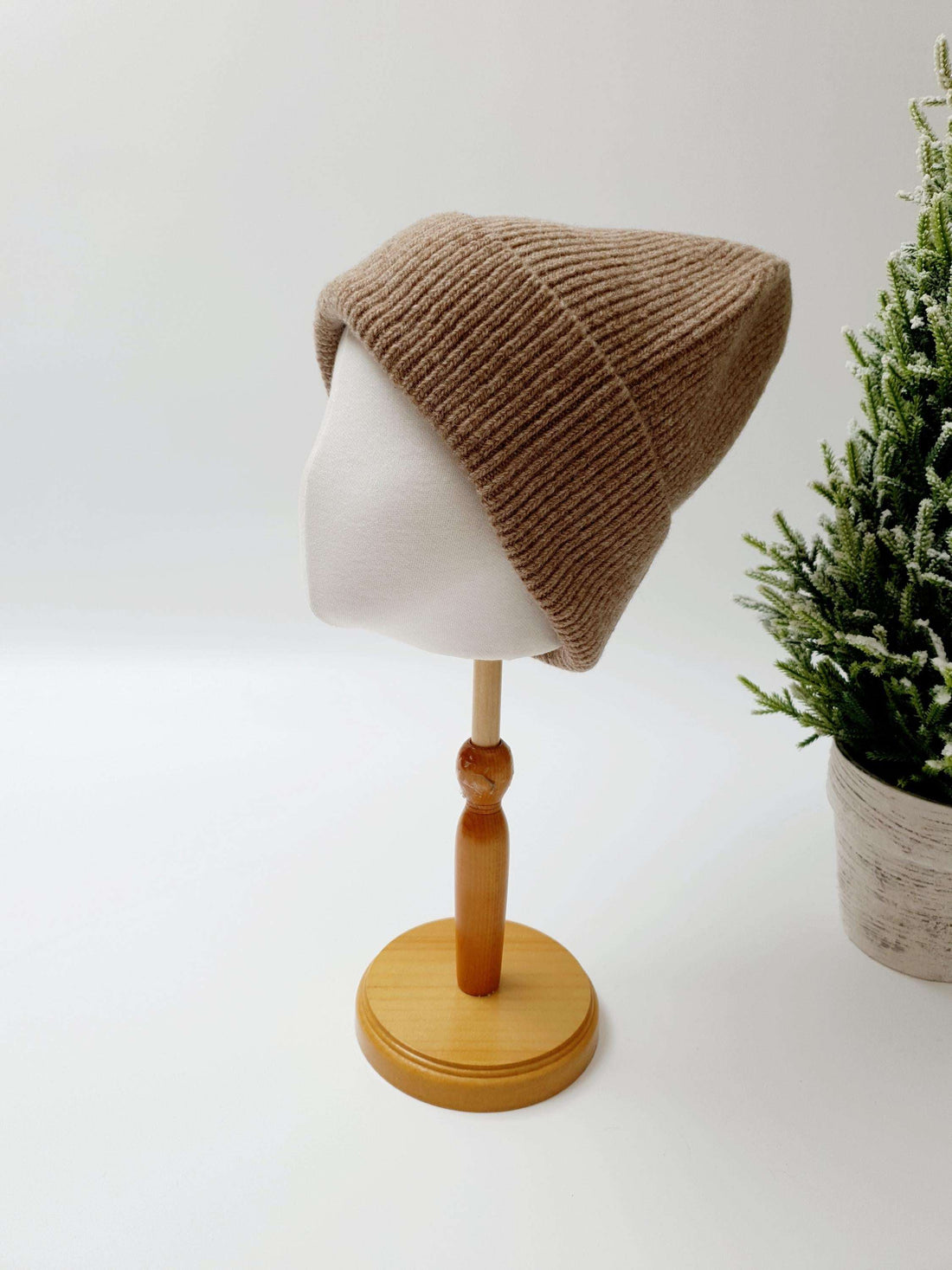 BEANIE THE WOOL: Brown knit beanie hat on a mannequin head