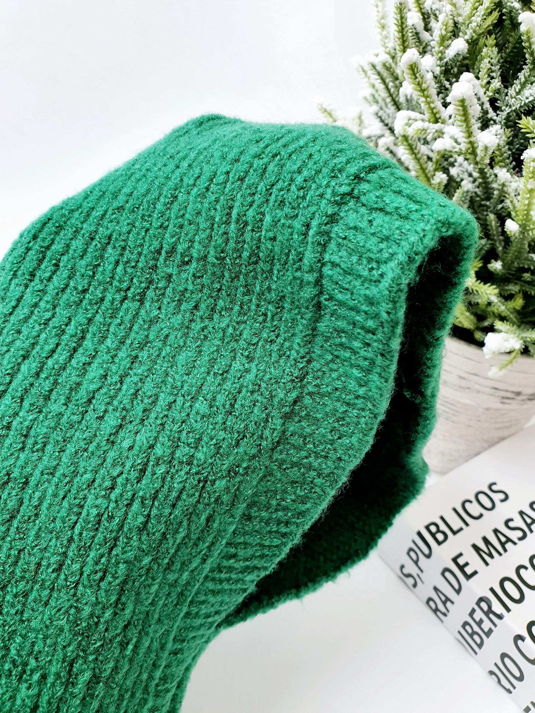 
<product_name>
LITTLE RIDING HOOD - BALACLAVA
</product_name>

<seo_keywords>

</seo_keywords>

<output_language>
English
</output_language>
<output>Close-up of a textured, bright green balaclava, showcasing its knitted pattern and soft, cozy appearance. little riding hood - balaclava