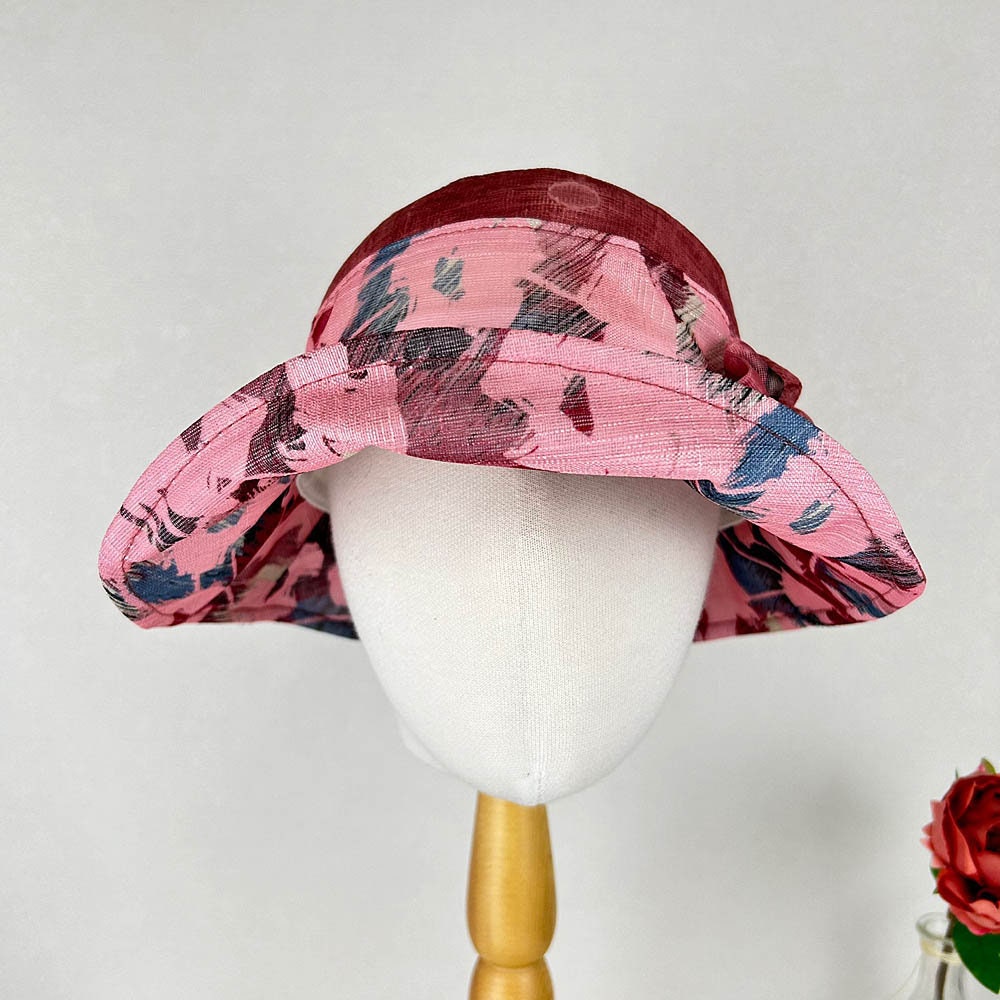 BOTANICAL pink sun hat with floral pattern.