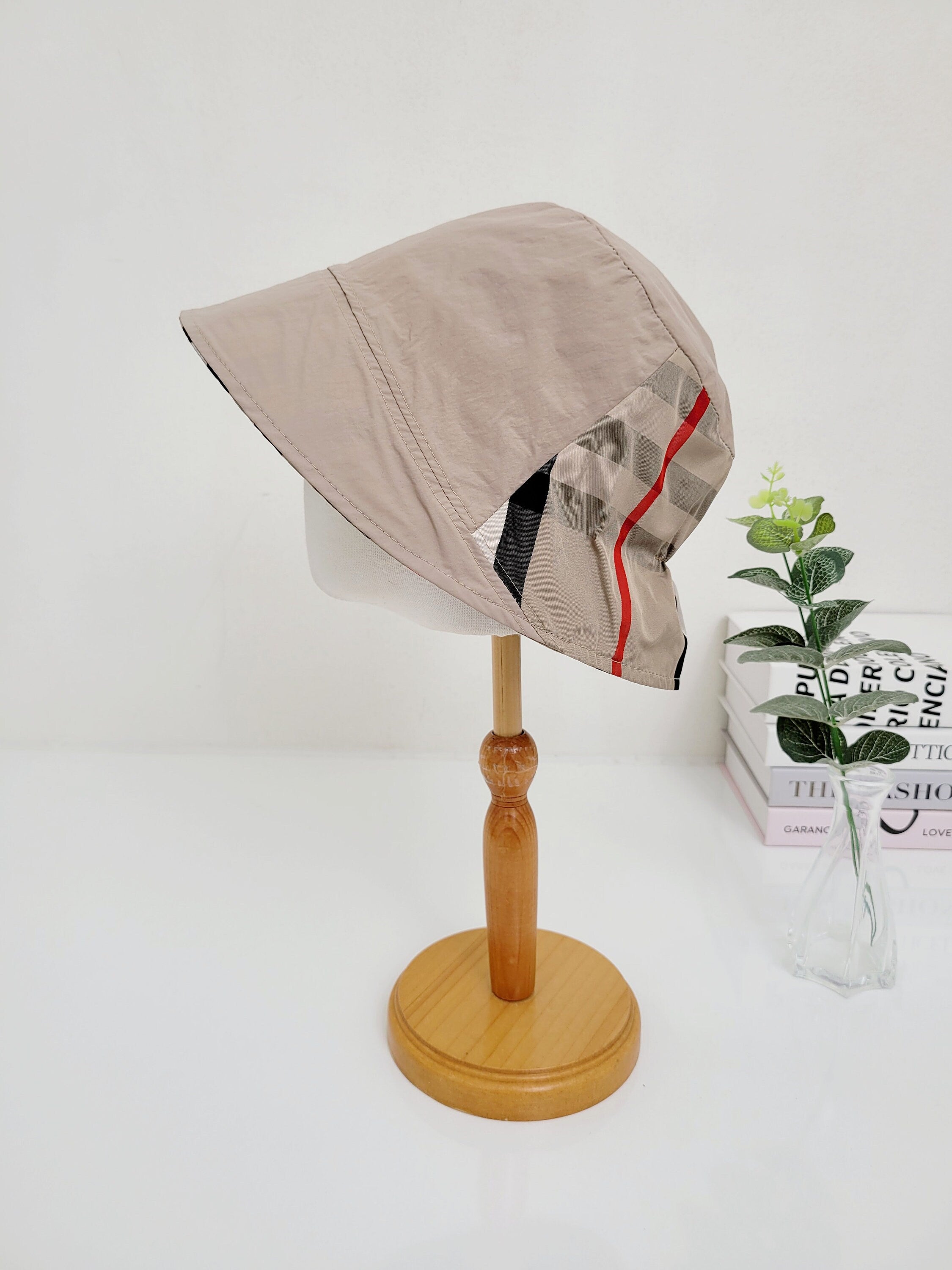 Beige bucket hat from SALT LAKE with a classic plaid detail. A casual hat for sun protection.