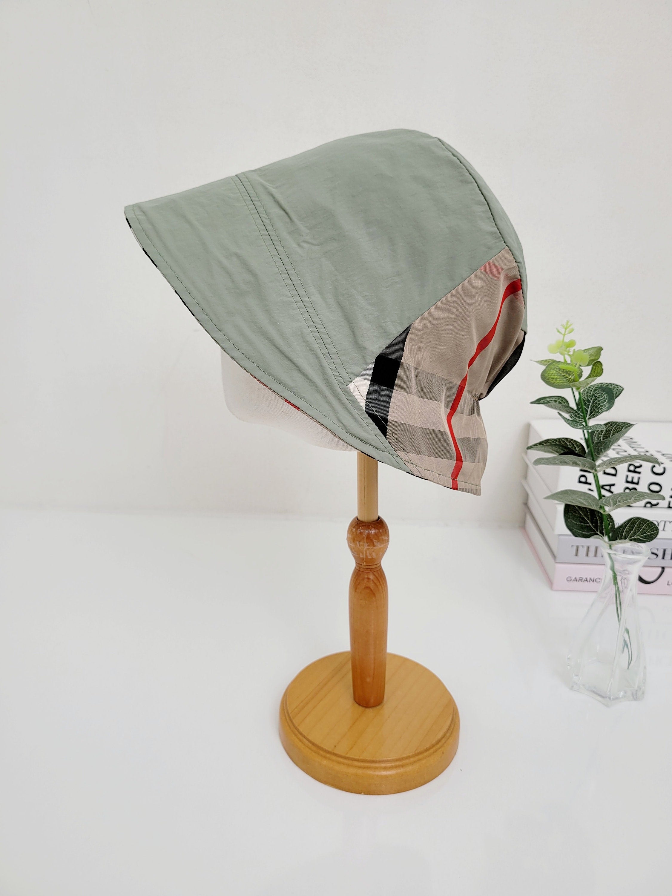 SALT LAKE bucket hat in light green with beige plaid accent. Stylish summer hat for sun protection.