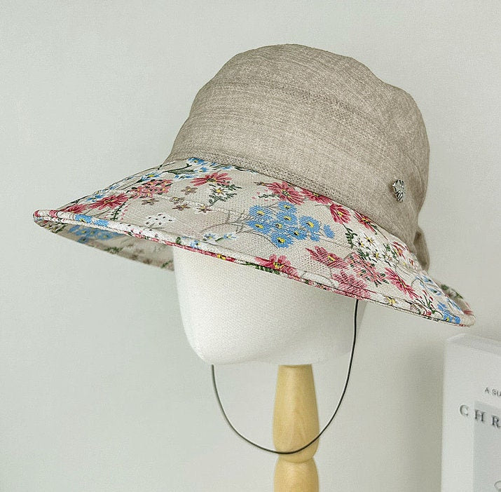 FLORAL BRIM SUMMER HAT: Beige crown with floral pattern brim, stylish sun protection