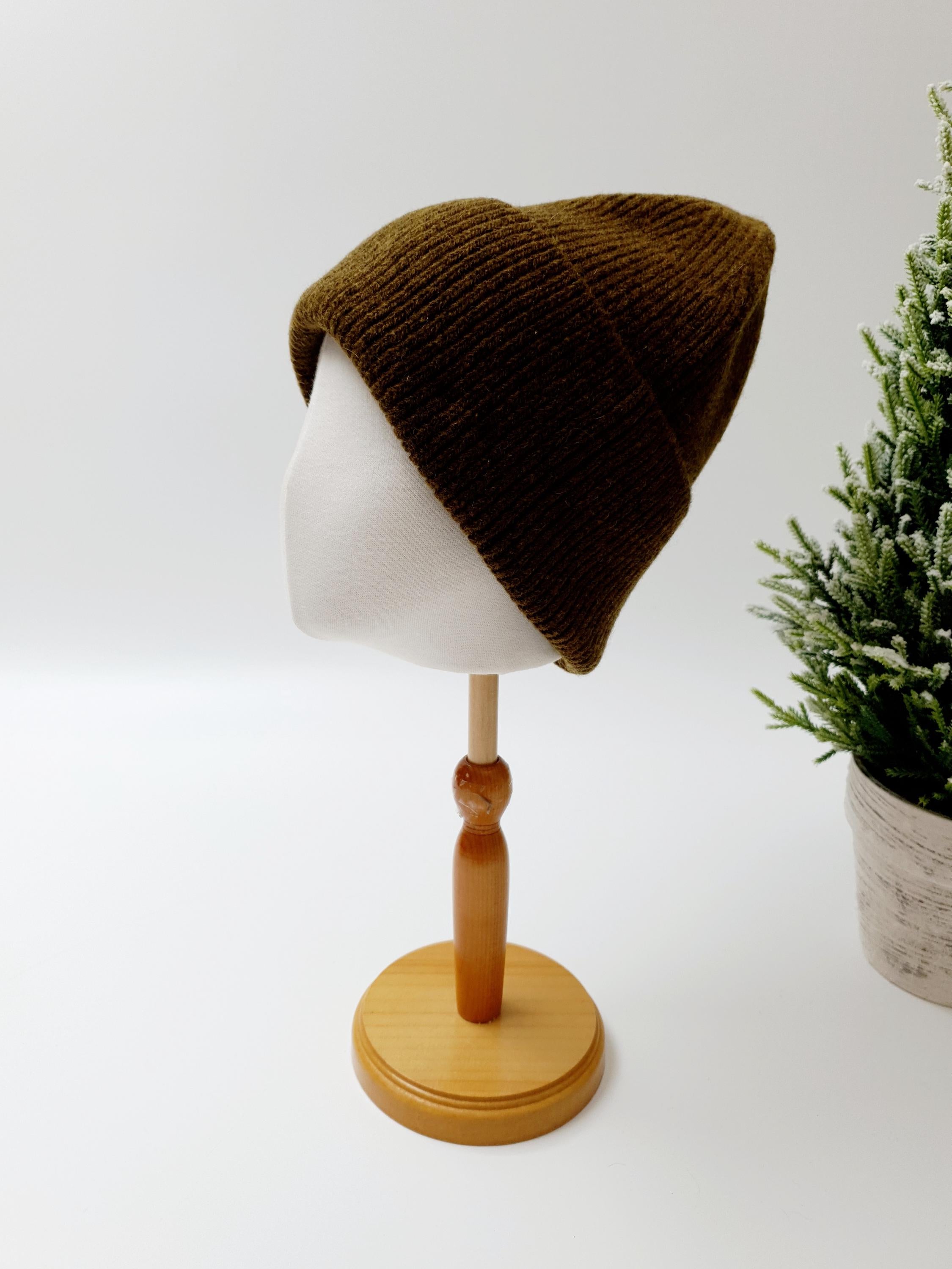 BEANIE THE WOOL: Brown knit beanie hat on a mannequin head.